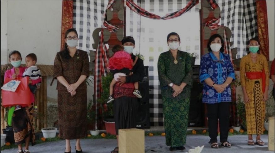 podiumnews.com-Ketua PKK Bali Bantu Balita Kurang Gizi dan Ibu Hamil